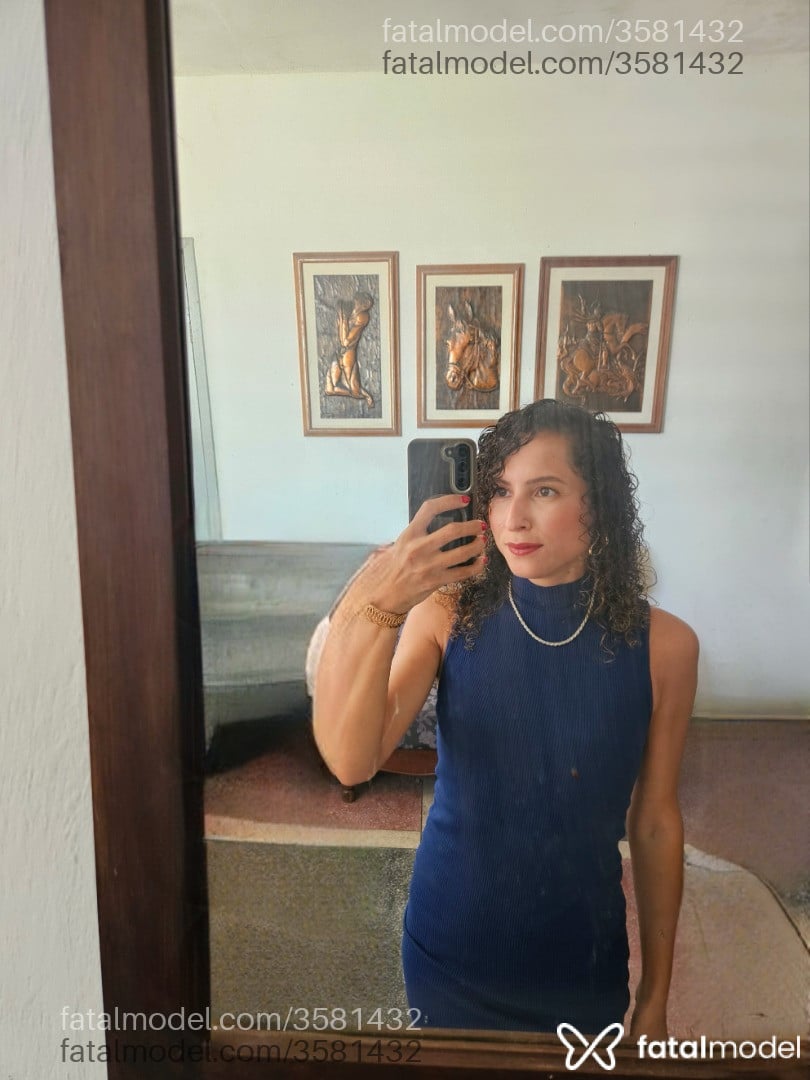 Acompanhante mulher com cabelo colorido de olhos castanhos - Aline