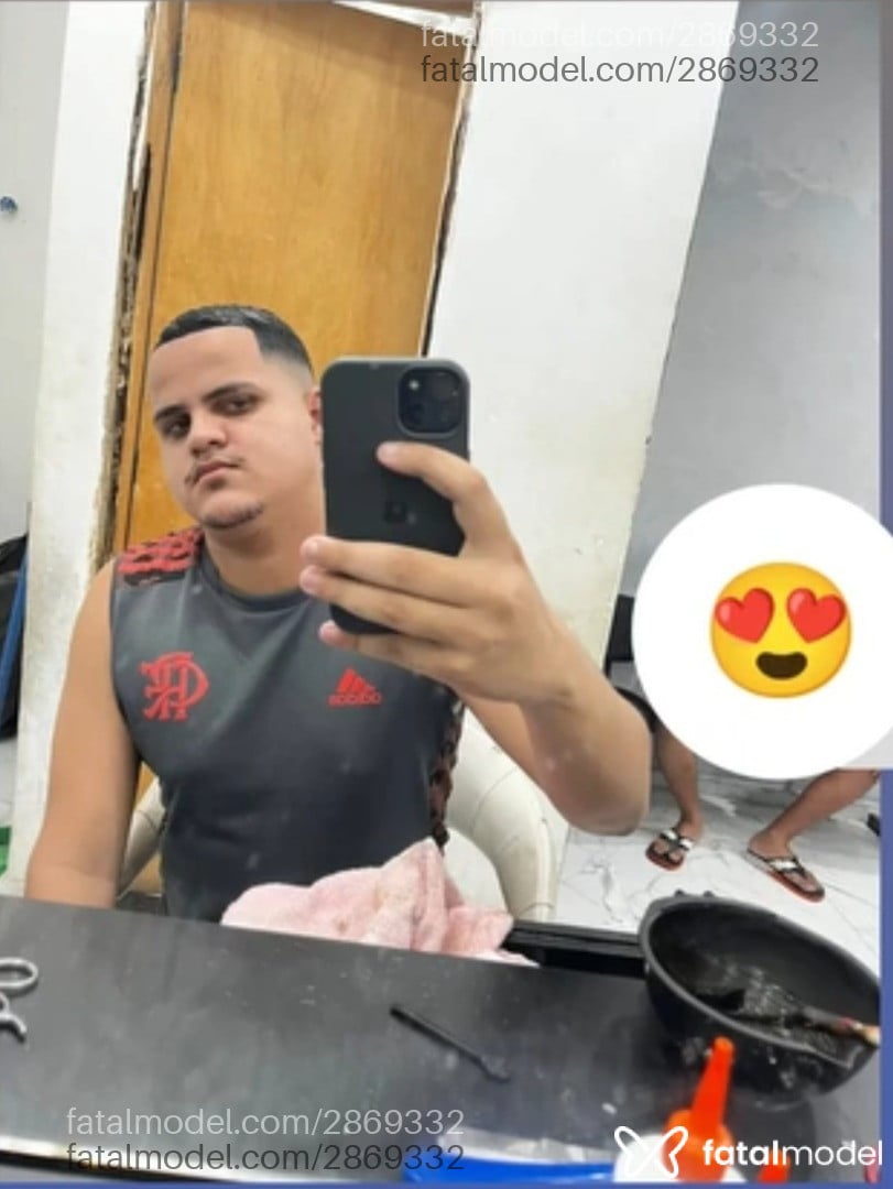 Acompanhante homem com cabelo castanho de olhos castanhos - Victor