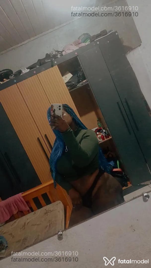 Acompanhante mulher com cabelo colorido de olhos castanhos - Morrenna