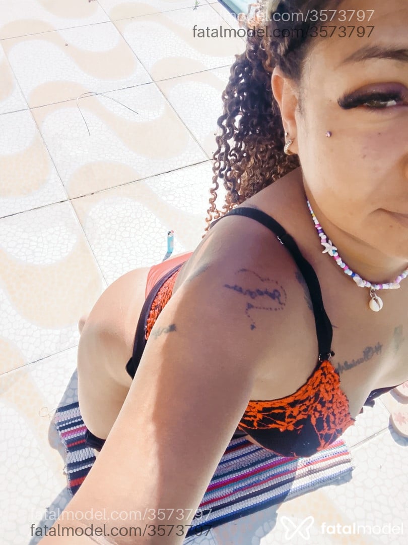 Acompanhante mulher morena (o) de olhos pretos - Débora