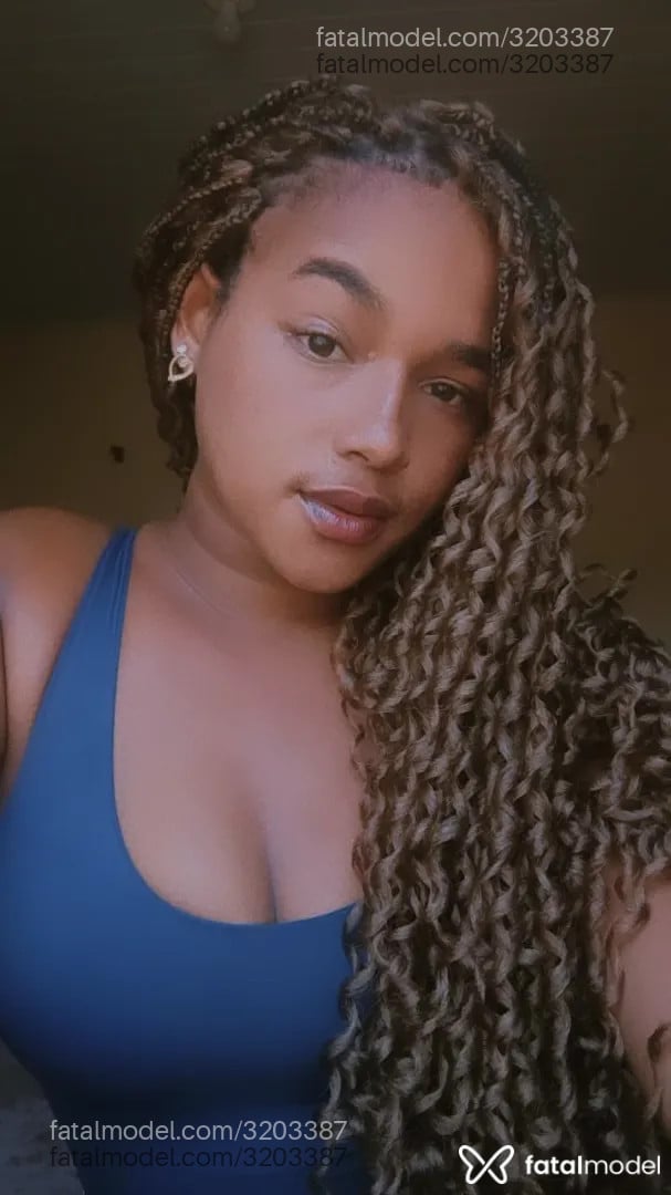 Acompanhante mulher morena (o) de olhos pretos - Morena