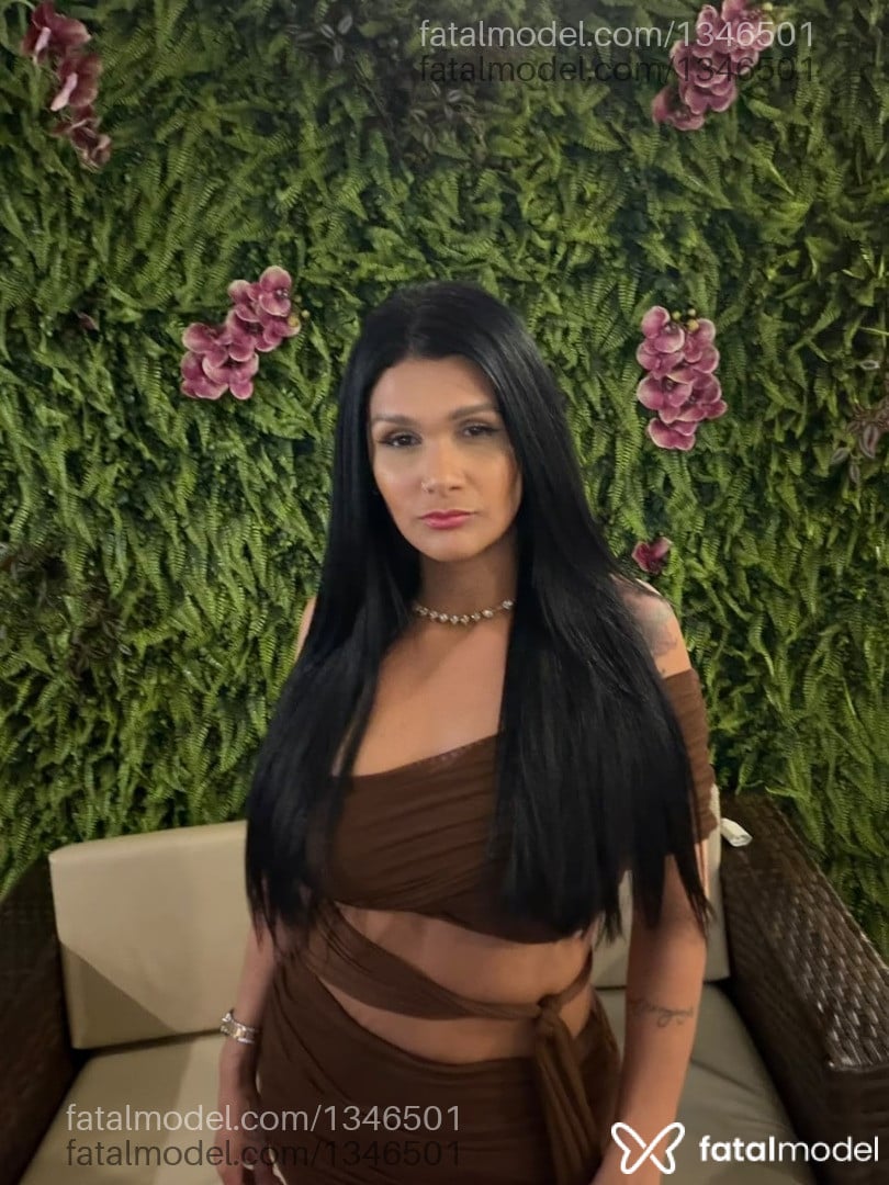 Acompanhante mulher morena (o) de olhos castanhos - Morena