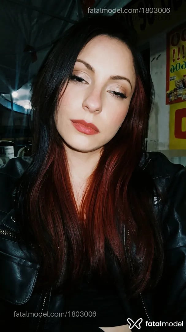 Acompanhante mulher ruiva (o) de olhos pretos - Beatriz Torugo