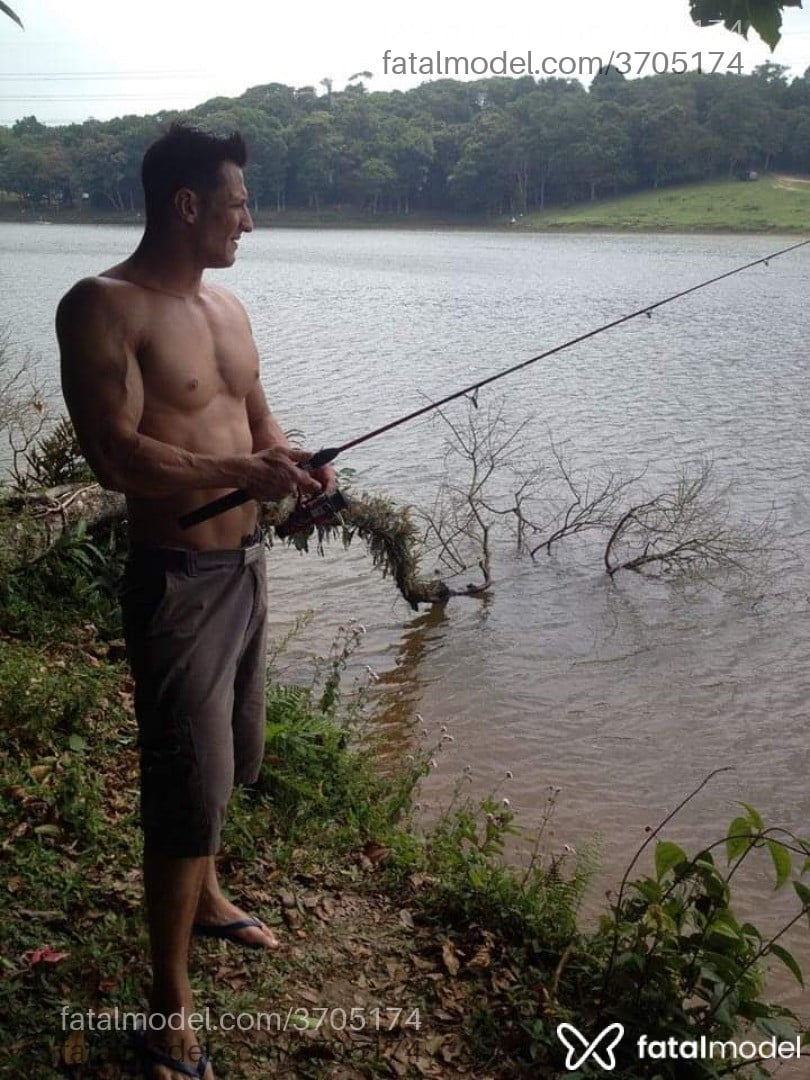 Acompanhante homem com cabelo castanho de olhos verdes - Jardineiro