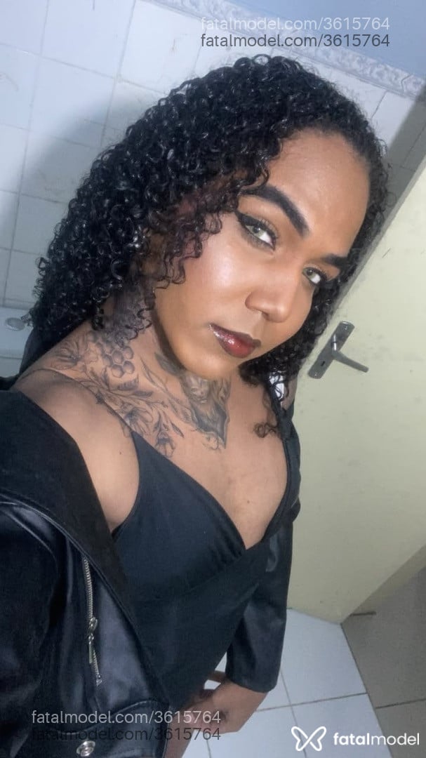 Acompanhante mulher trans morena (o) de olhos castanhos - Elysa