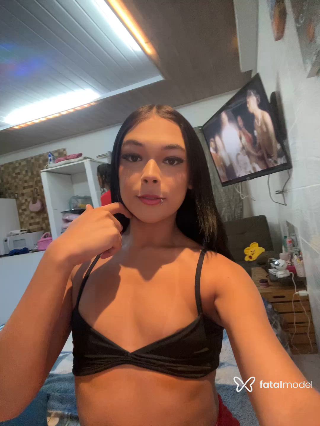 Acompanhante mulher trans morena (o) de olhos verdes - Jully Gabriela