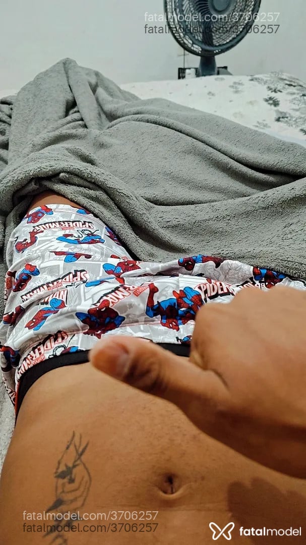 Acompanhante homem com cabelo castanho de olhos pretos - Gabriel Baskervill