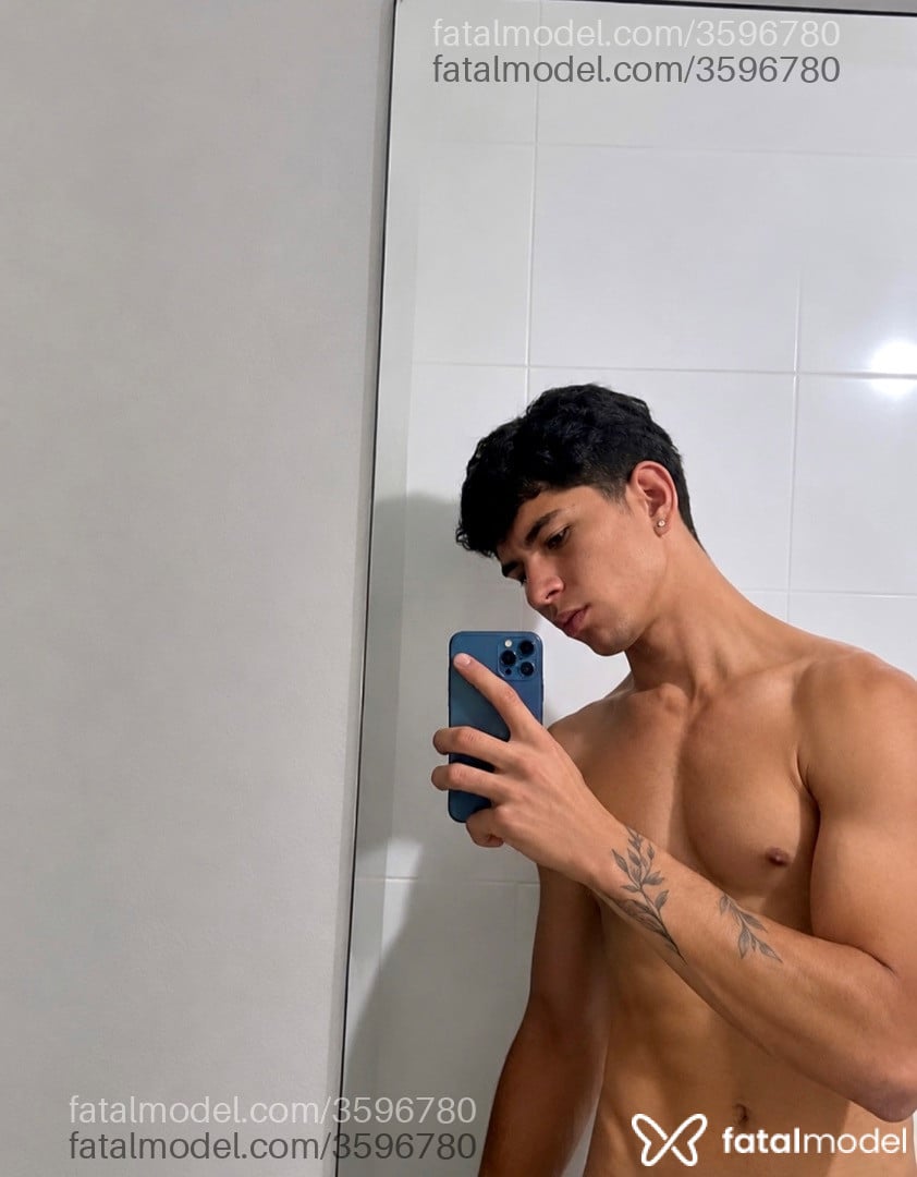Acompanhante homem com cabelo castanho de olhos castanhos - João Vitor