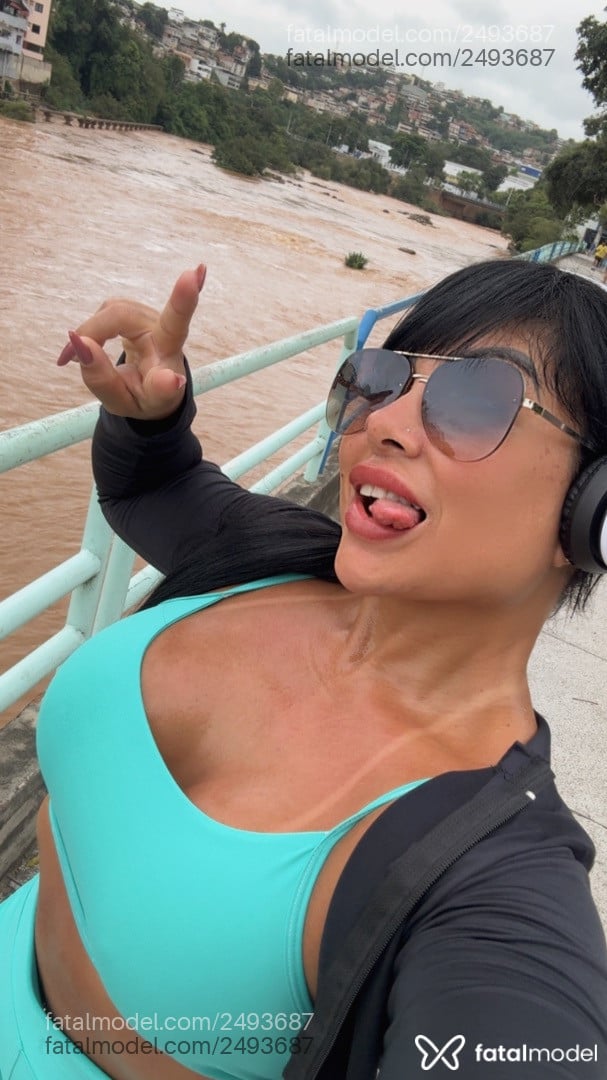 Acompanhante mulher morena (o) de olhos pretos - Lady Bittencourt
