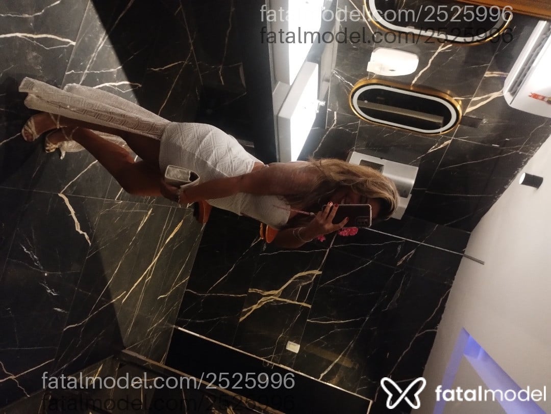Acompanhante mulher com cabelo castanho de olhos castanhos - Bia Landim