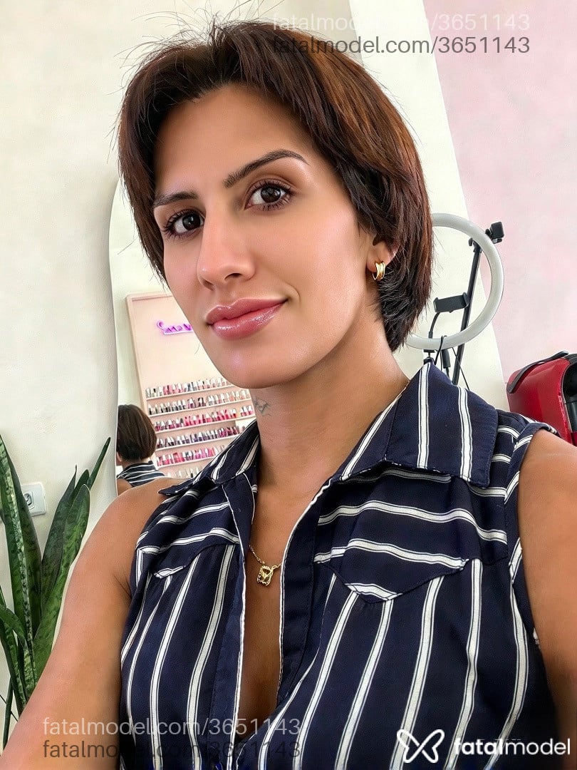 Acompanhante mulher trans com cabelo castanho de olhos castanhos - Nick Lopes