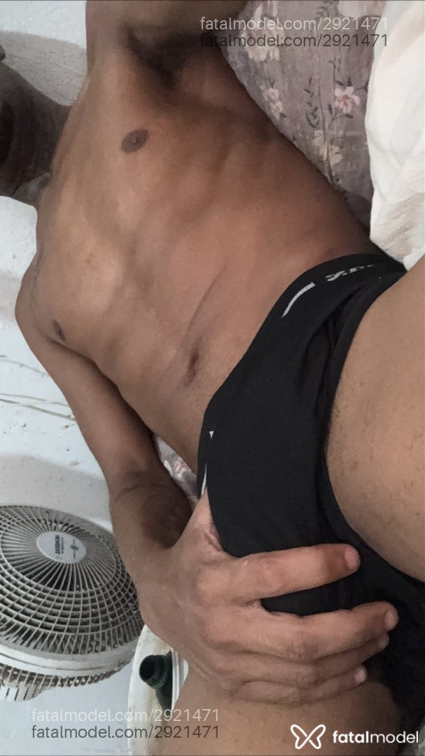 Acompanhante homem com cabelo castanho de olhos castanhos - Preto Afim