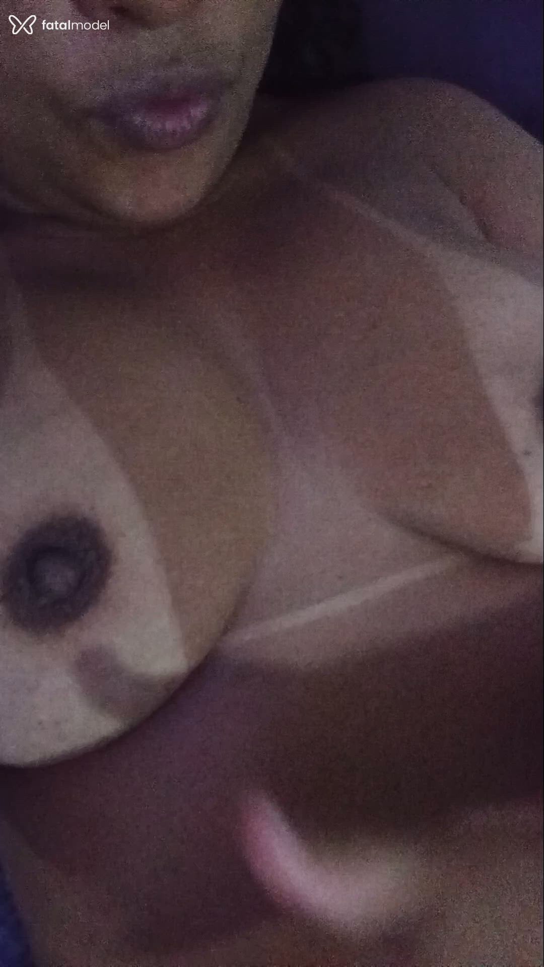 Acompanhante mulher morena (o) de olhos pretos - Letícia