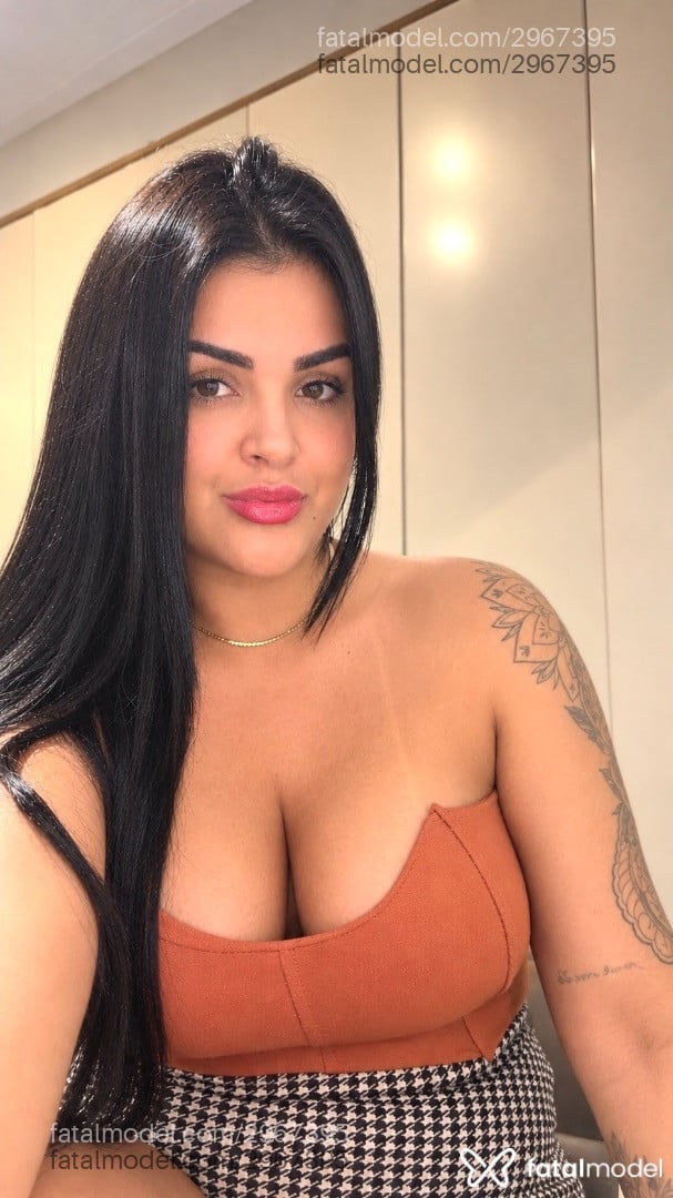Acompanhante mulher morena (o) de olhos mel - Carolina