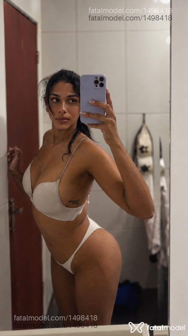 Acompanhante mulher trans morena (o) de olhos pretos - Fernanda Pinheiros