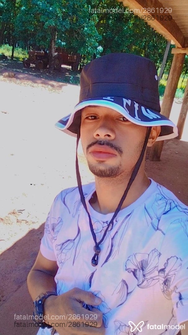 Acompanhante homem com cabelo castanho de olhos pretos - Sanddro Lúcio