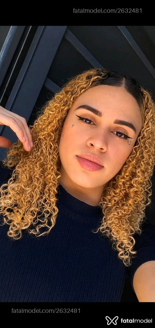 Acompanhante mulher trans loira (o) de olhos castanhos - Ravena