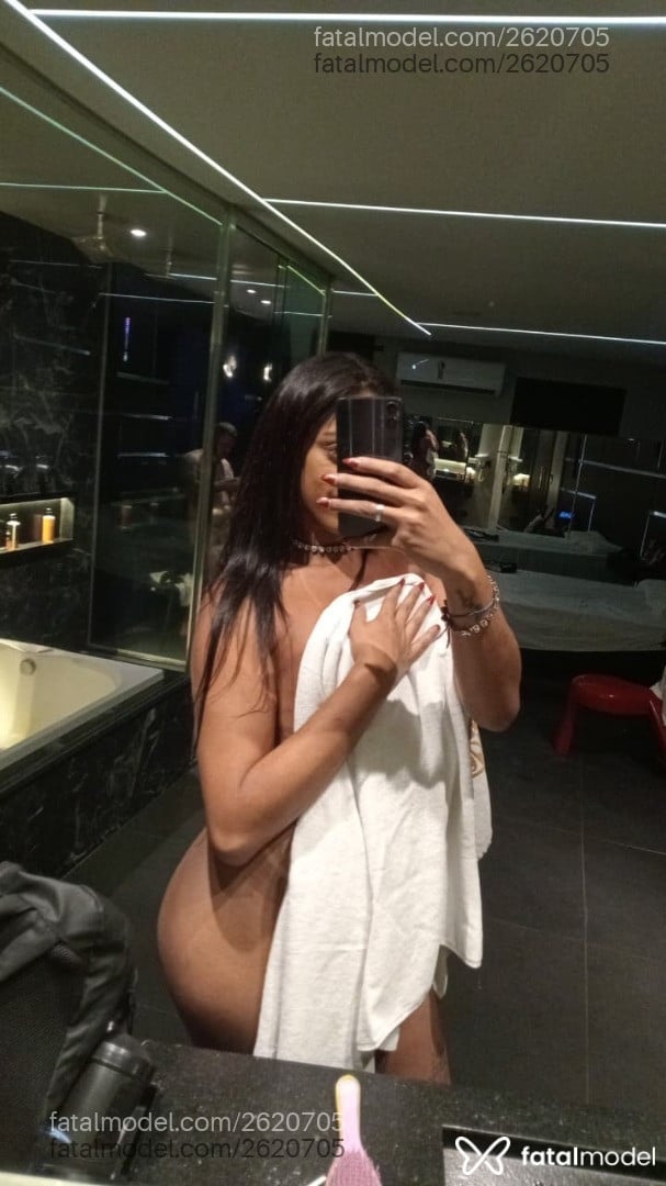 Acompanhante mulher trans com cabelo castanho de olhos pretos - Lays