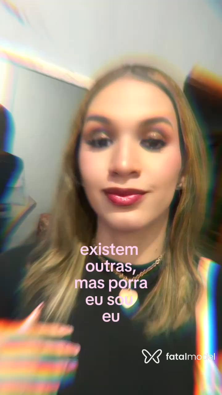 Acompanhante mulher trans com cabelo castanho de olhos castanhos - Celina Fontinelle