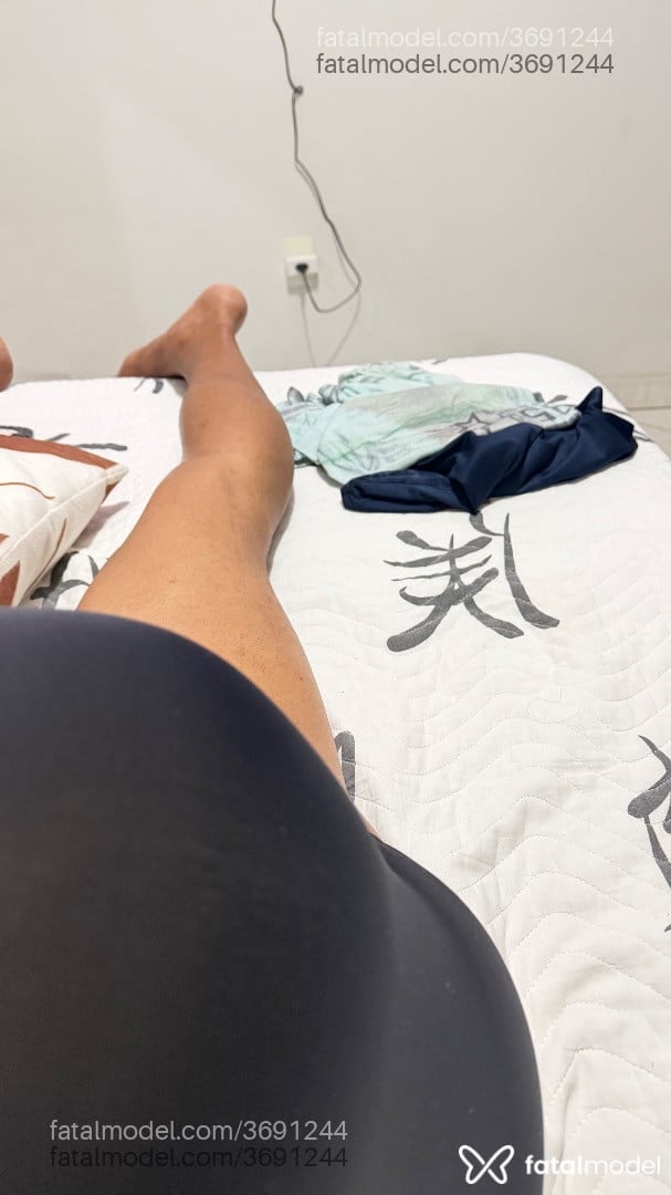 Acompanhante homem com cabelo grisalho de olhos pretos - Macedo