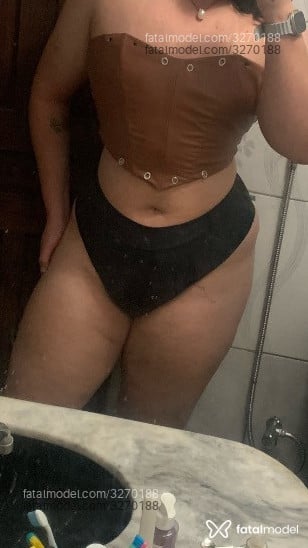Acompanhante mulher trans com cabelo castanho de olhos castanhos - Jhenny Moraes