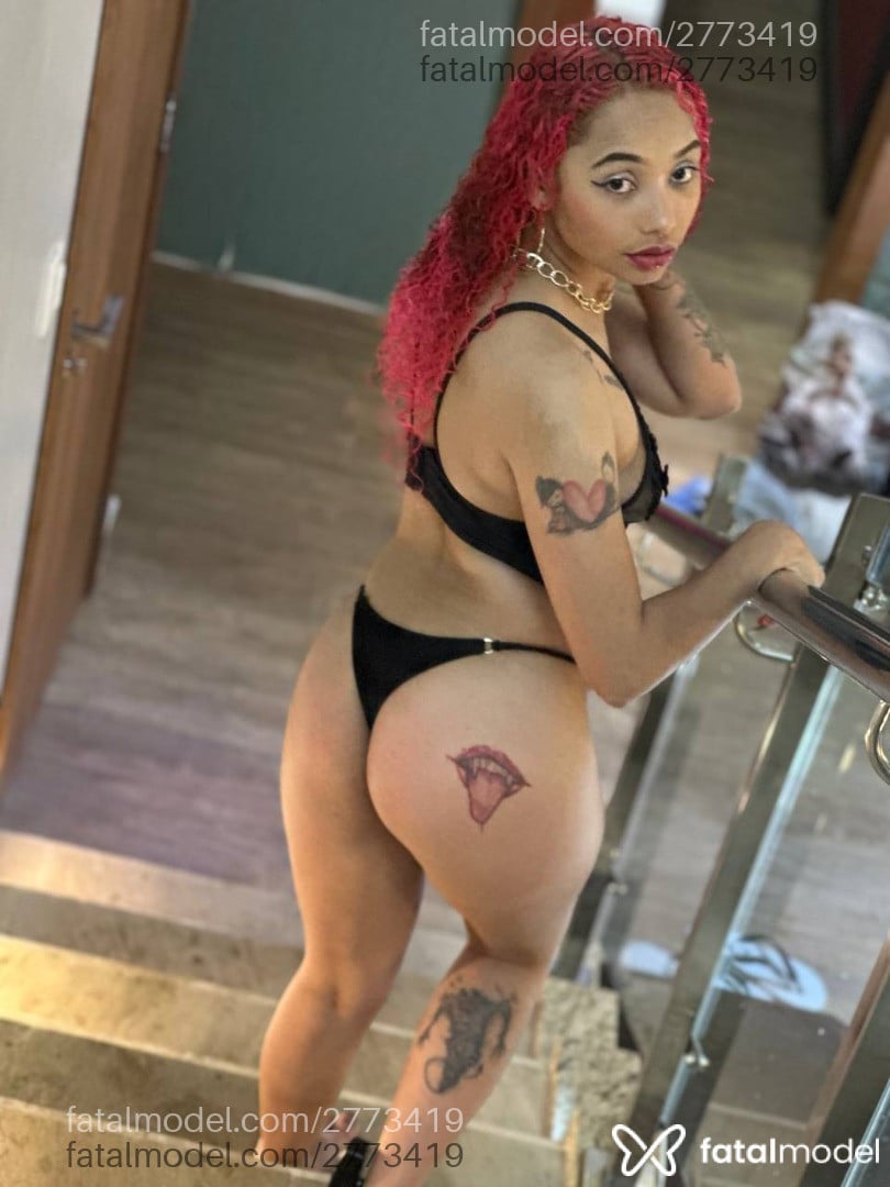 Acompanhante mulher com cabelo colorido de olhos castanhos - Pesseguinha