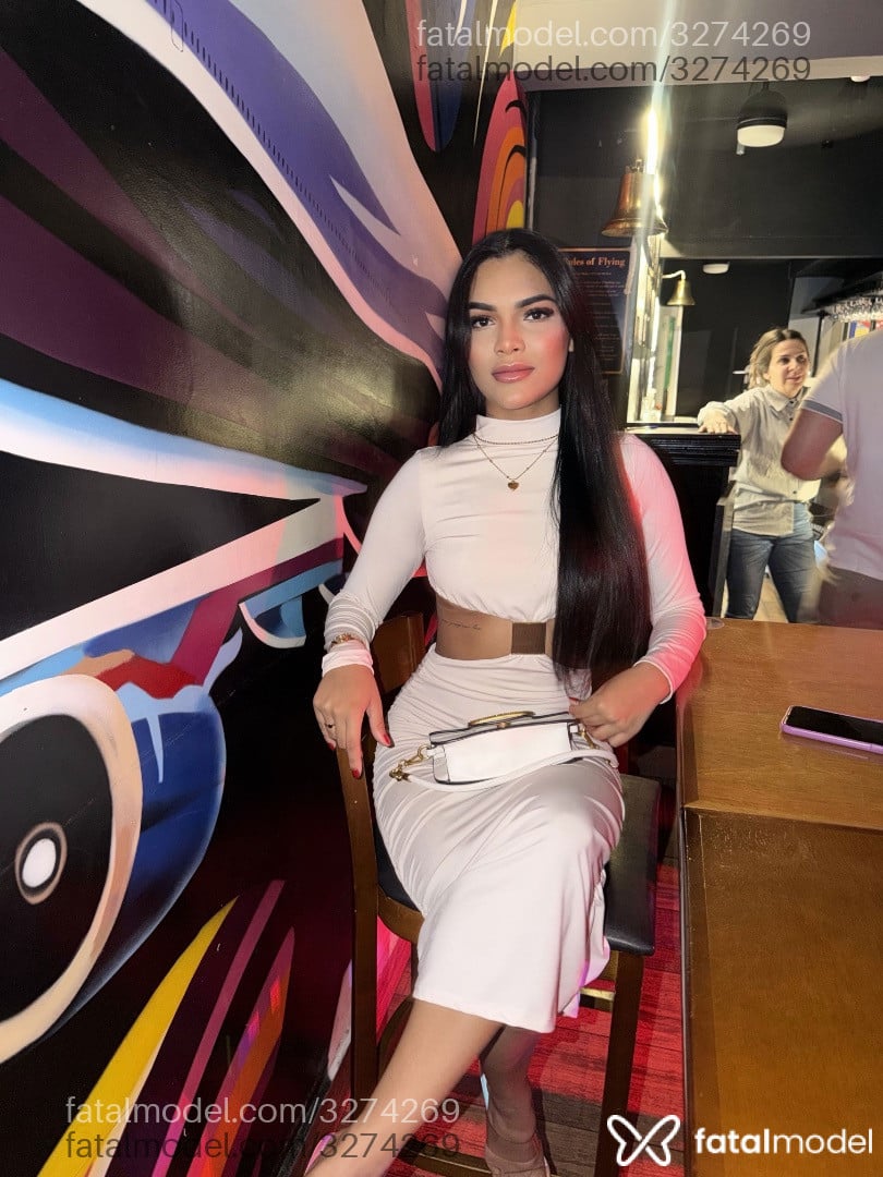 Acompanhante mulher morena (o) de olhos pretos - Beatriz