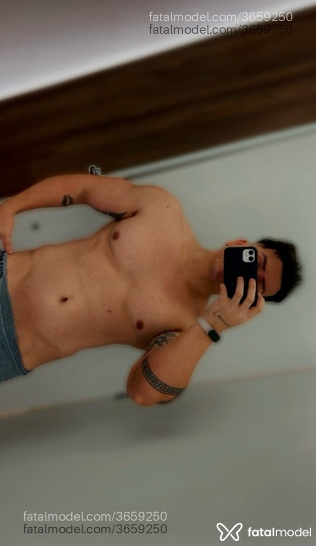 Acompanhante homem com cabelo castanho de olhos verdes - Gustavo
