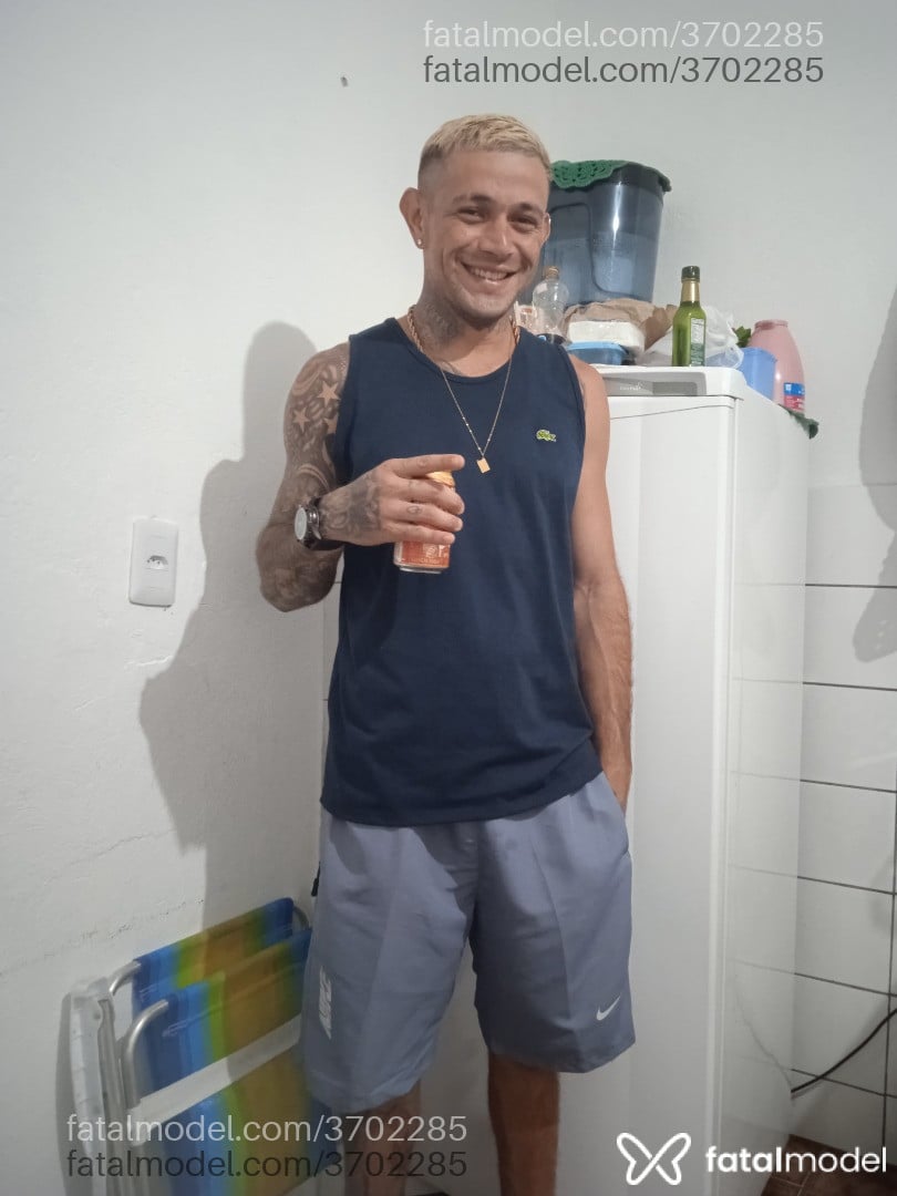 Acompanhante homem loira (o) de olhos castanhos - Juninhoood