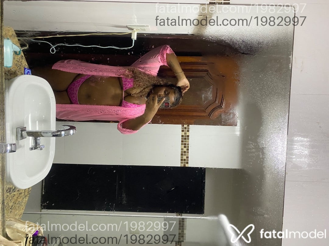 Acompanhante mulher com cabelo colorido de olhos pretos - Bruna Rodrigues