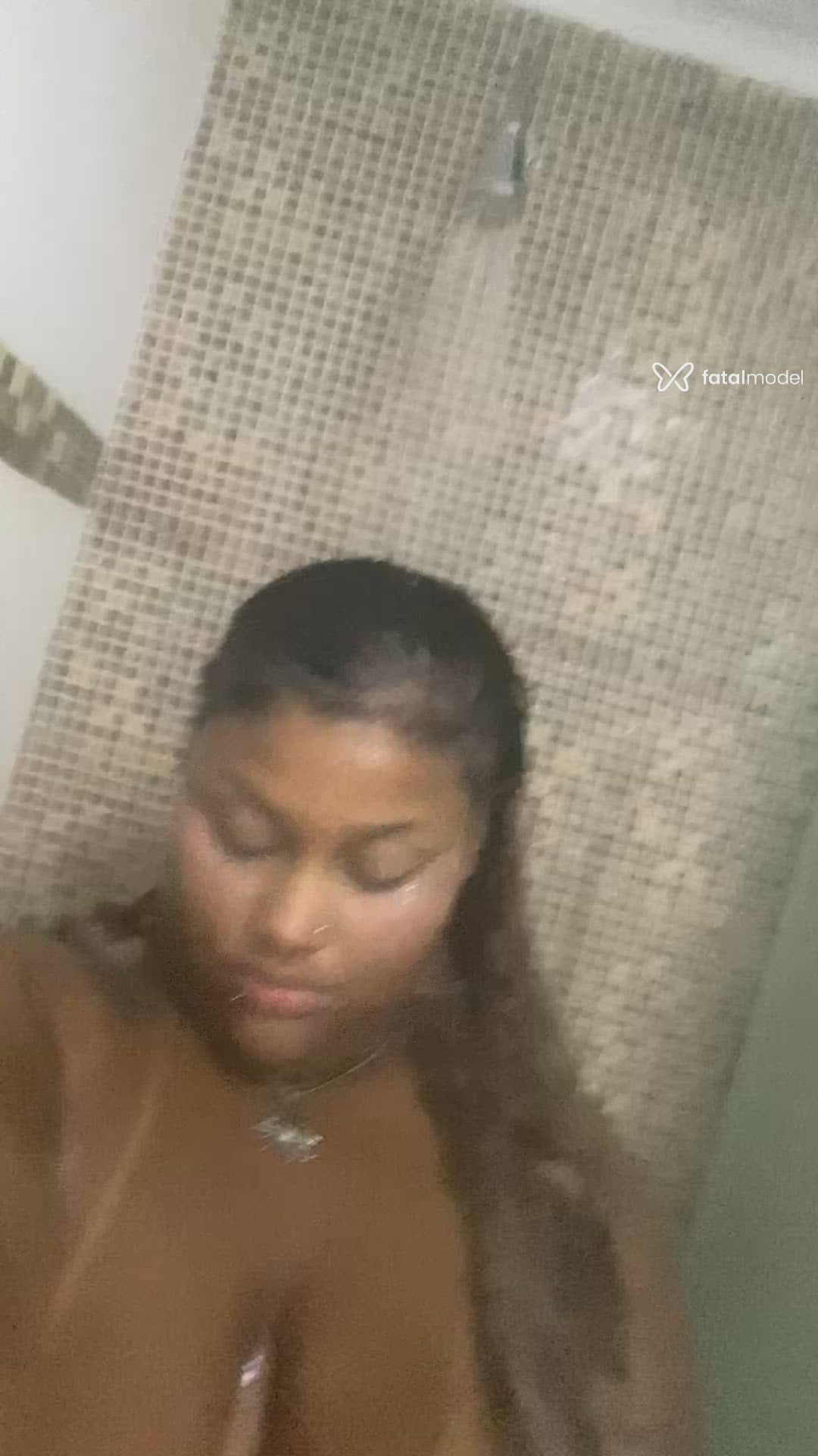 Acompanhante mulher com cabelo colorido de olhos pretos - Bruna Rodrigues