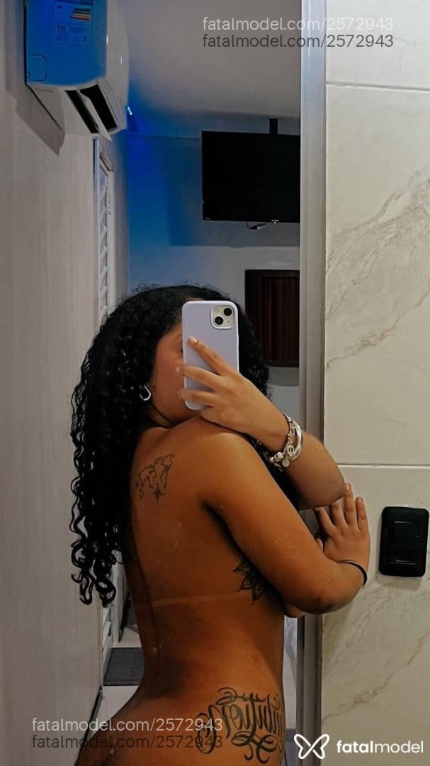 Acompanhante mulher morena (o) de olhos castanhos - Bombón