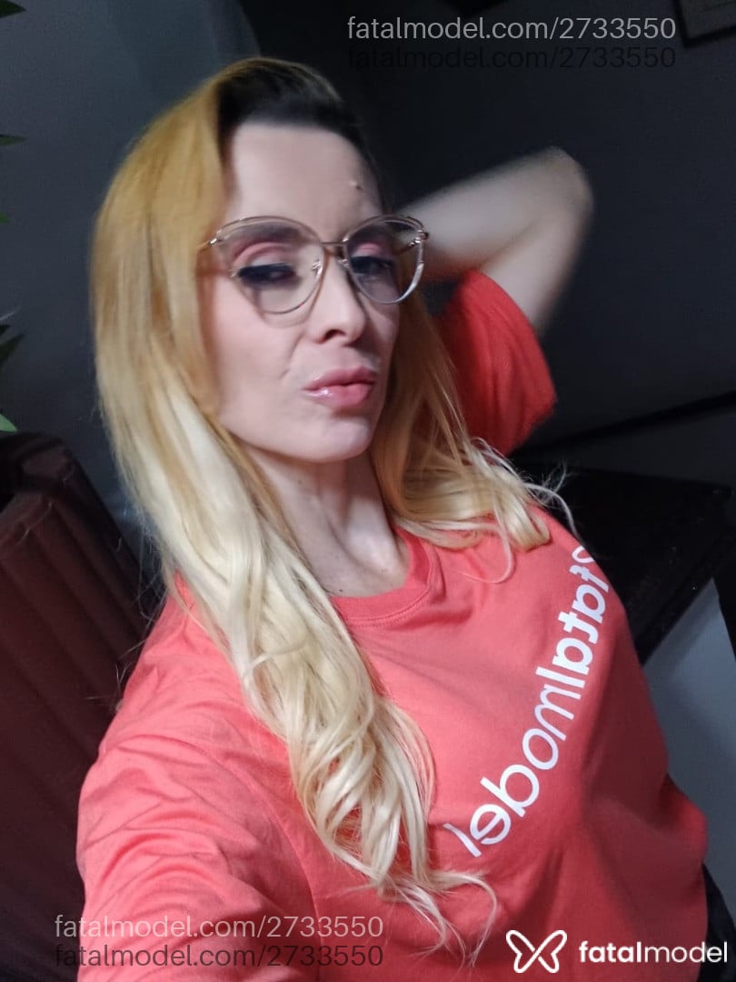 Acompanhante mulher loira (o) de olhos azuis - Emilly