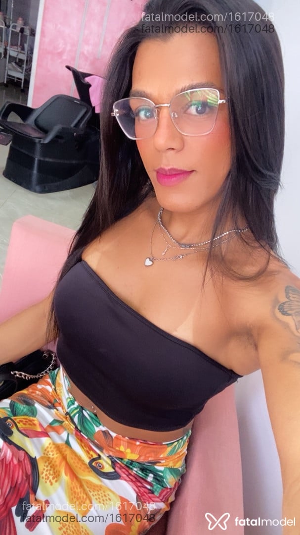 Acompanhante travesti morena (o) de olhos castanhos - Laura