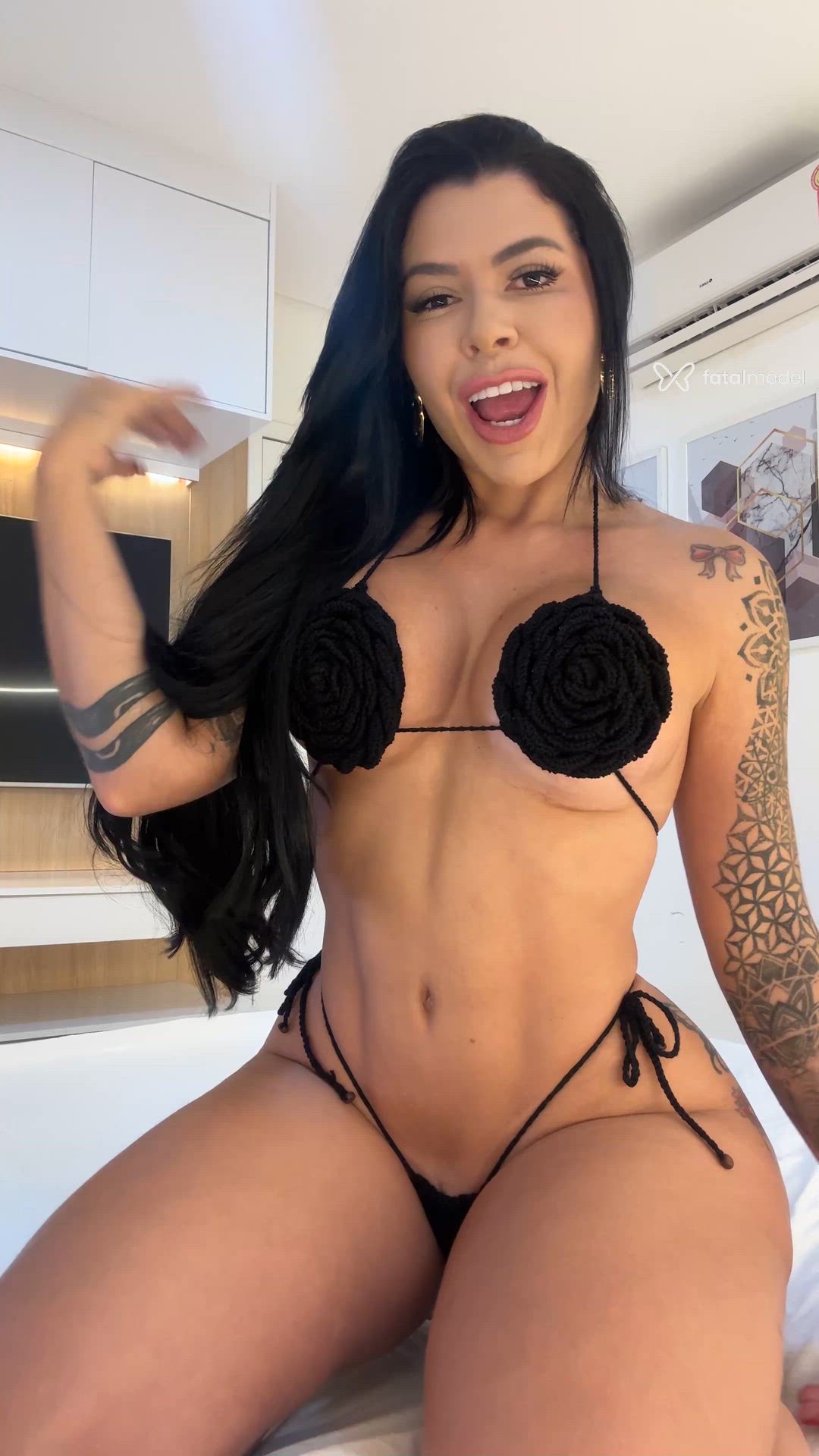 Acompanhante mulher com cabelo castanho de olhos castanhos - DriiCordeiro