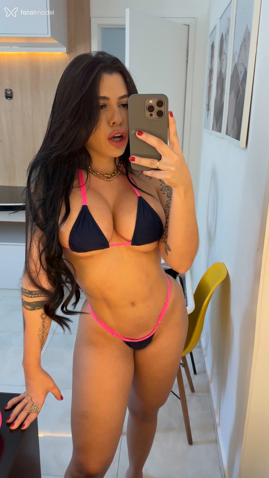 Acompanhante mulher com cabelo castanho de olhos castanhos - DriiCordeiro