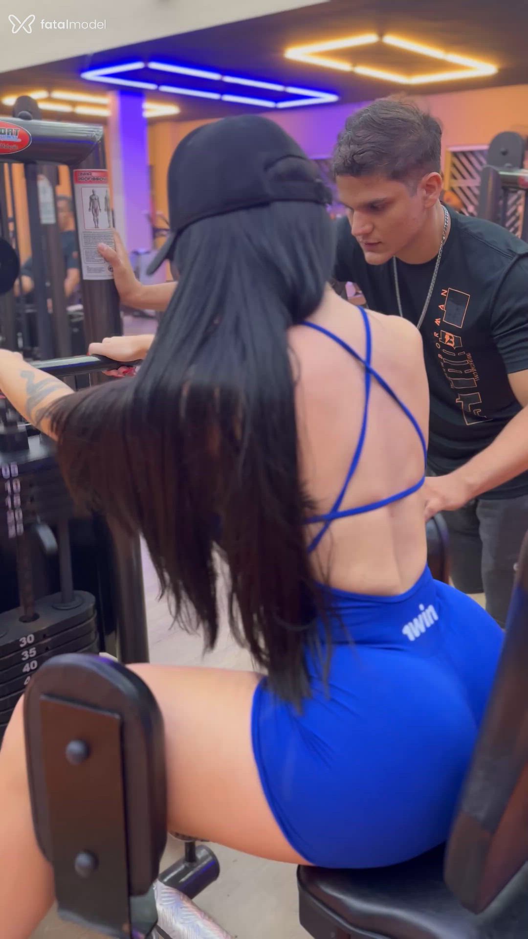 Acompanhante mulher com cabelo castanho de olhos castanhos - DriiCordeiro