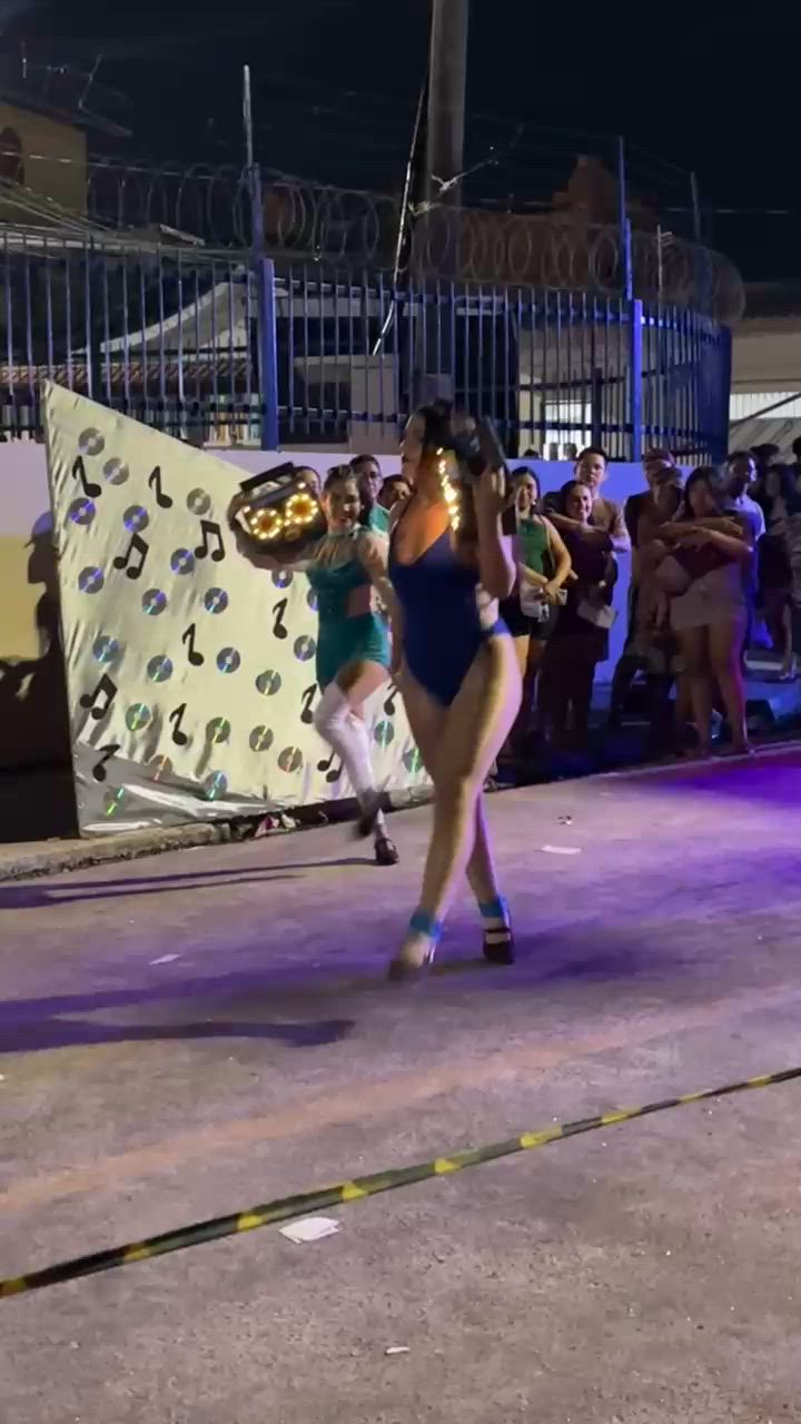 Acompanhante mulher morena (o) de olhos castanhos - Mia