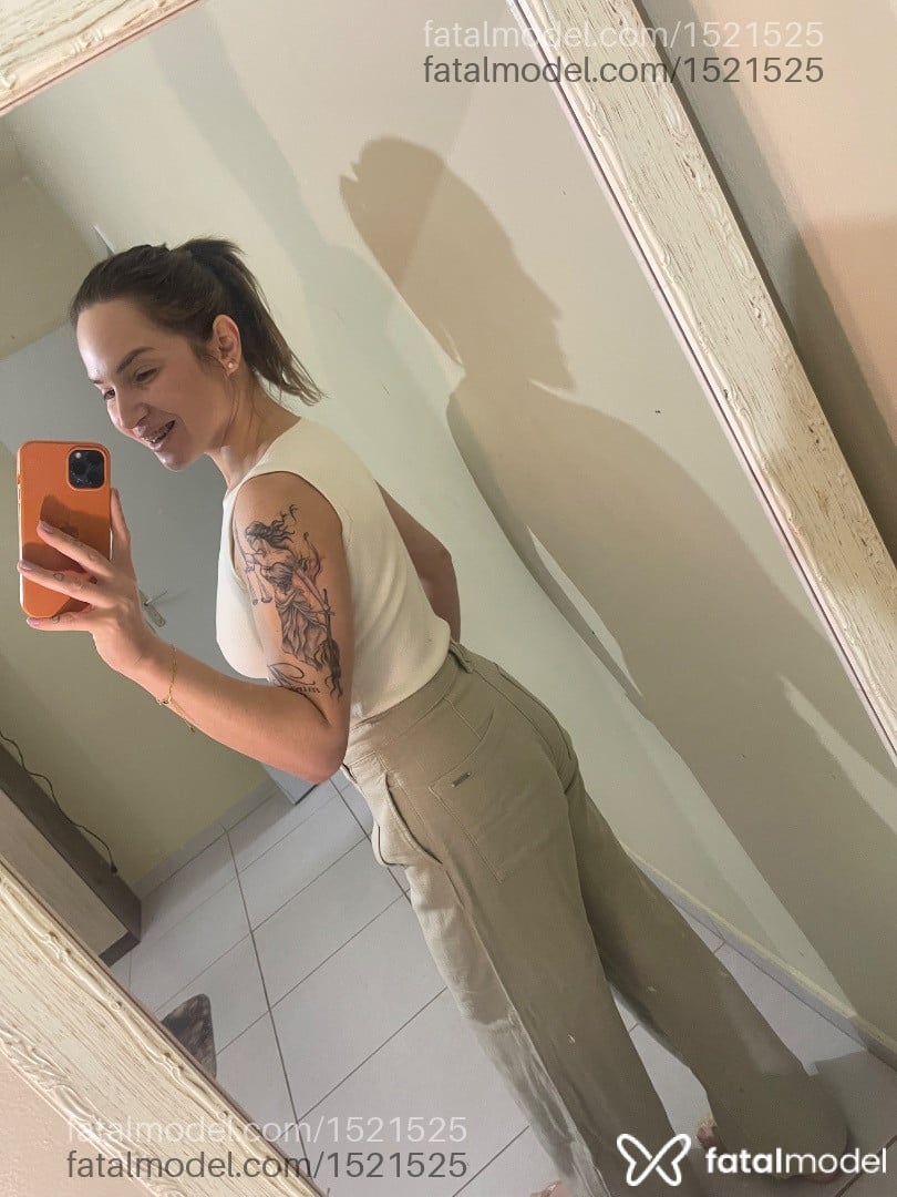 Acompanhante mulher com cabelo castanho de olhos castanhos - Vick