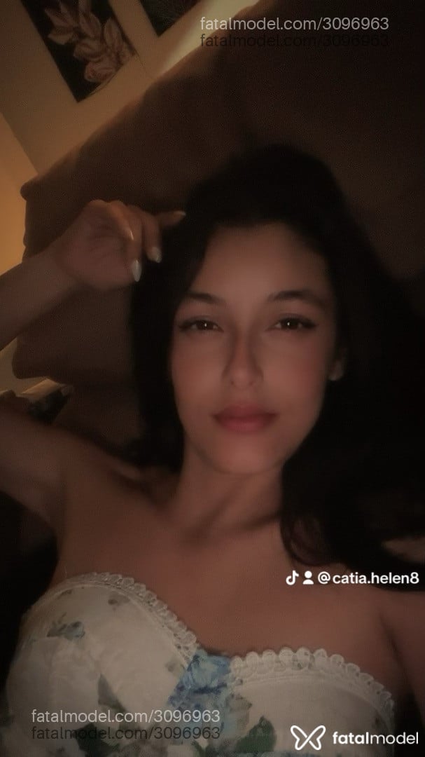 Acompanhante mulher morena (o) de olhos castanhos - Petrova