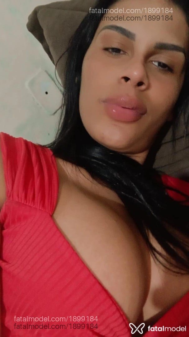 Acompanhante mulher trans com cabelo castanho de olhos mel - Rayka