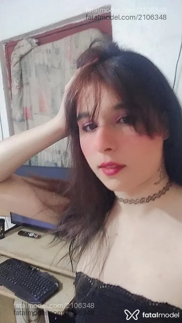 Acompanhante mulher trans com cabelo colorido de olhos castanhos - Mina