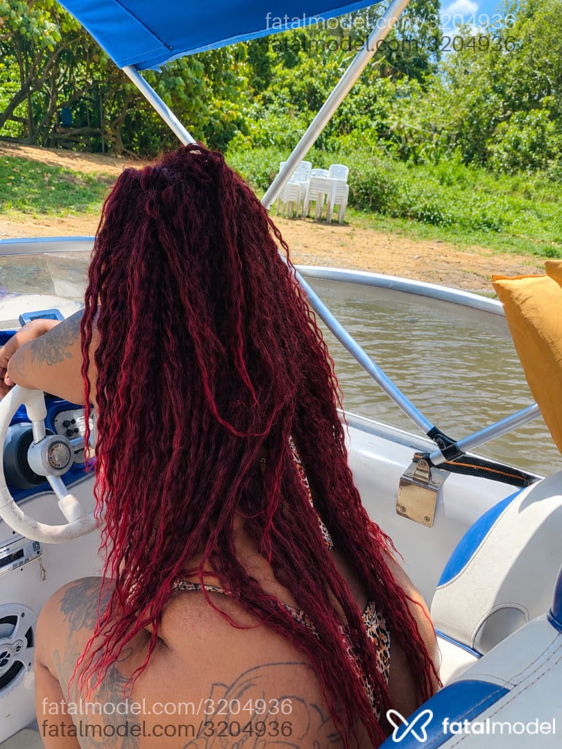 Acompanhante mulher com cabelo colorido de olhos castanhos - Pretona