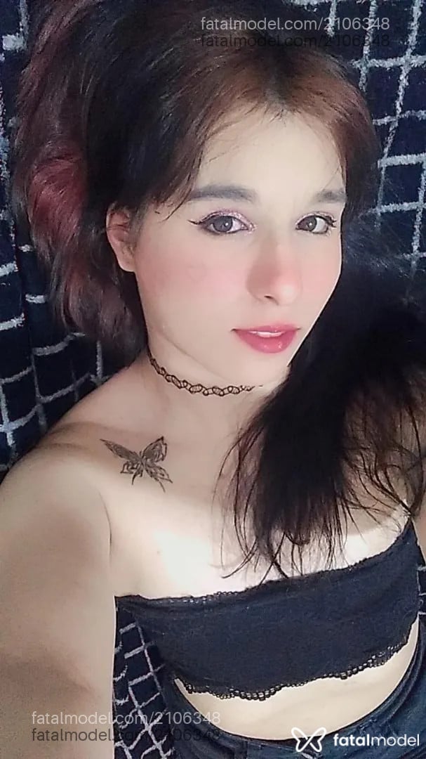 Acompanhante mulher trans com cabelo colorido de olhos castanhos - Mina
