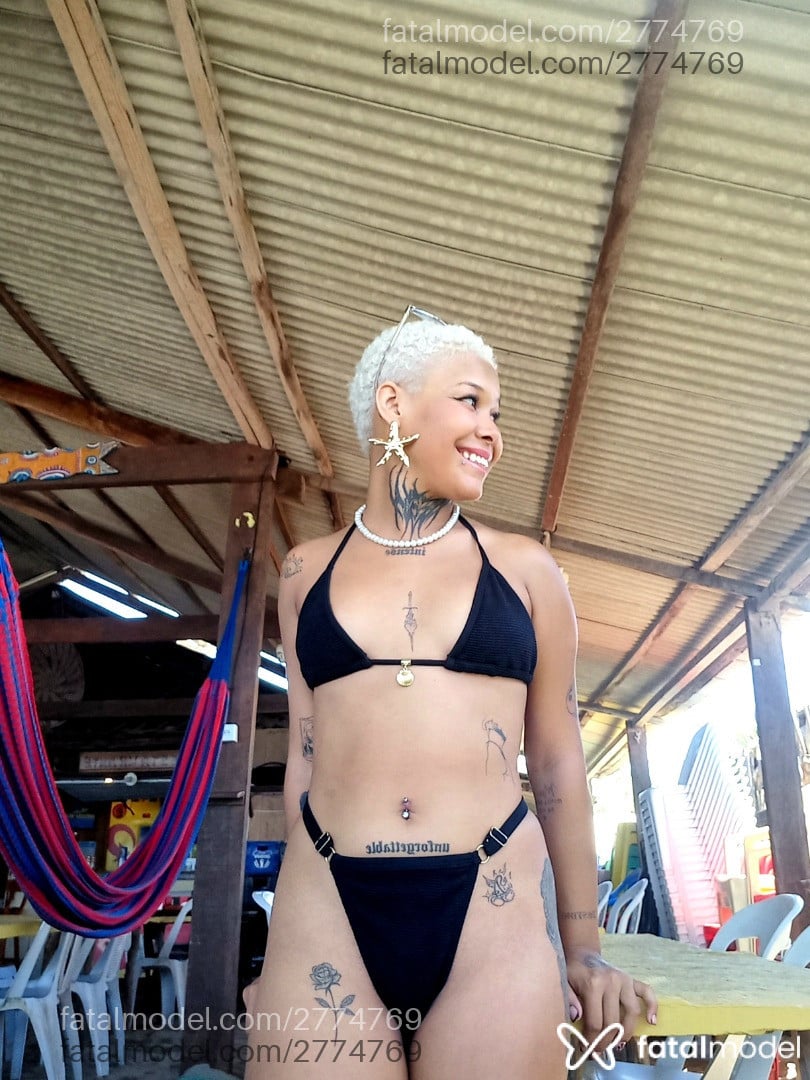 Acompanhante mulher com cabelo colorido de olhos castanhos - Cherry Verraz