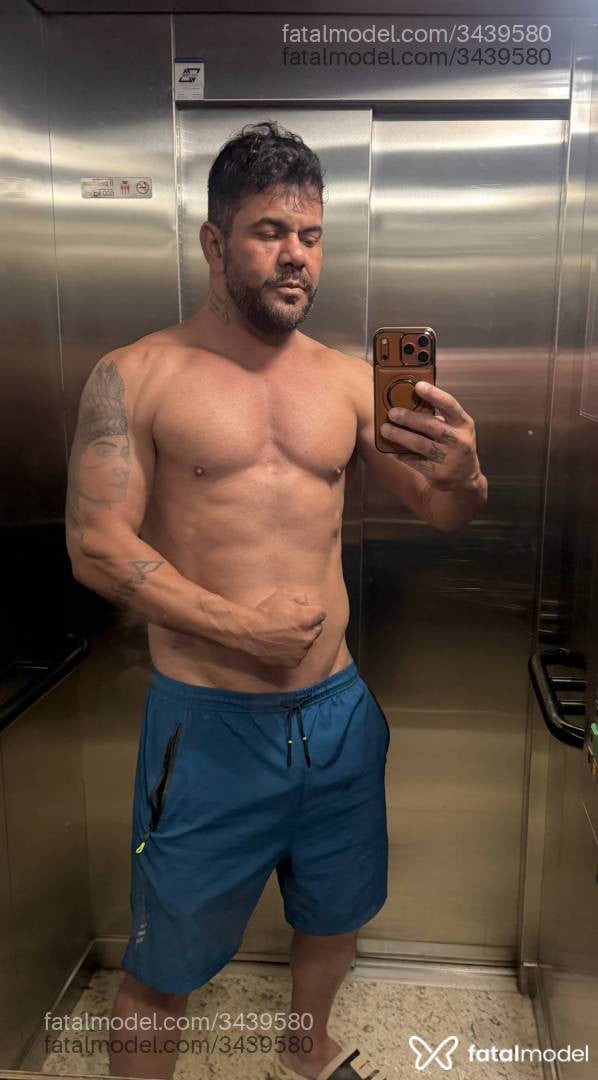 Acompanhante homem com cabelo castanho de olhos castanhos - Edu Ferraz