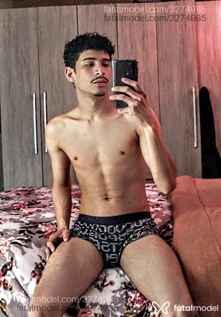 Acompanhante homem com cabelo castanho de olhos pretos - Tony Vz