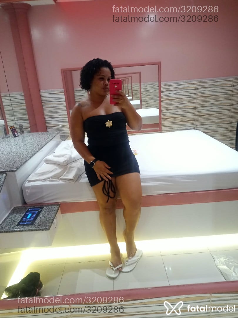 Acompanhante mulher morena (o) de olhos castanhos - Reeh