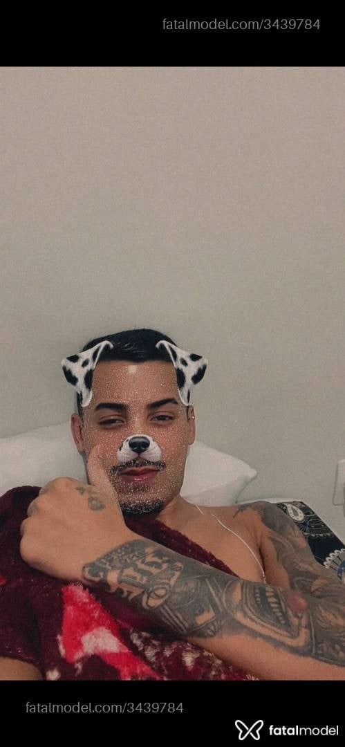 Acompanhante homem com cabelo colorido de olhos pretos - Bradock