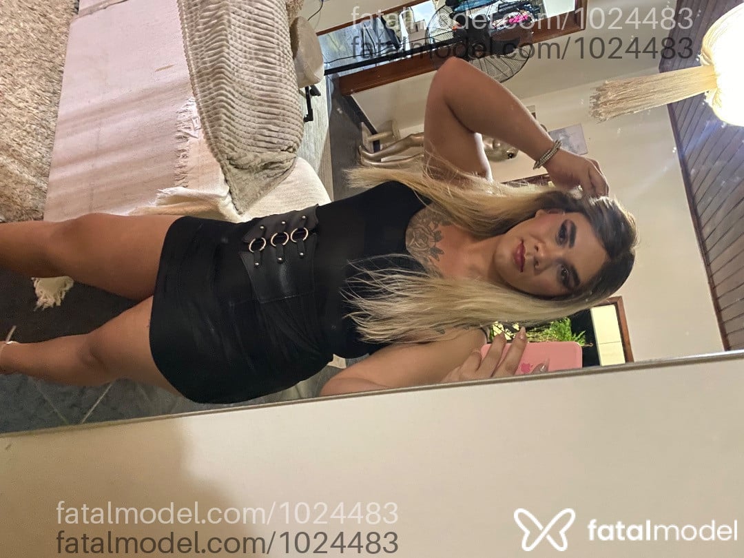 Acompanhante mulher trans loira (o) de olhos castanhos - Ayah Kemp
